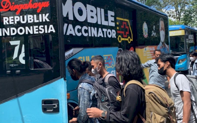 MUDIK GRATIS. Mahasiswa dan masyarakat umum naik bus mengikuti program mudik gratis yang dilaksanakan Pemprov Sulsel, Kamis (29/4/2022). foto: istimewa 