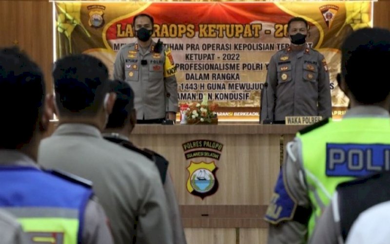 LATIHAN. Kapolres Palopo, AKBP Muh Yusuf Usman (kiri), memimpin latihan pra Operasi Ketupat 2022 yang dipusatkan di Ruangan Aula Tantya Sudhirajati Polres Palopo, Rabu (27/4/2022). foto: istimewa