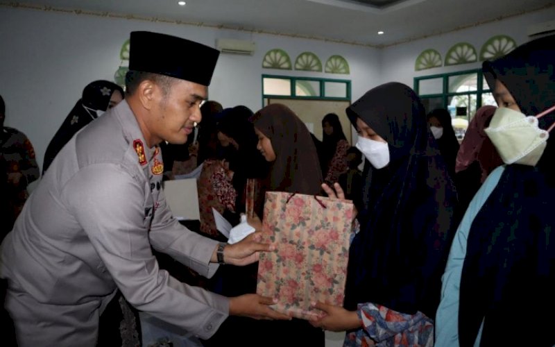 PENYERAHAN. Kapolres Palopo, AKBP Muh Yusuf Usman, menyerahkan tali asih kepada anak yatim piatu di sela-sela Peringatan Nuzulul Quran dan Buka Puasa Bersama di Masjid Hidayatul Ikhlas Polres Palopo, Selasa (19/4/2022). foto: istimewa