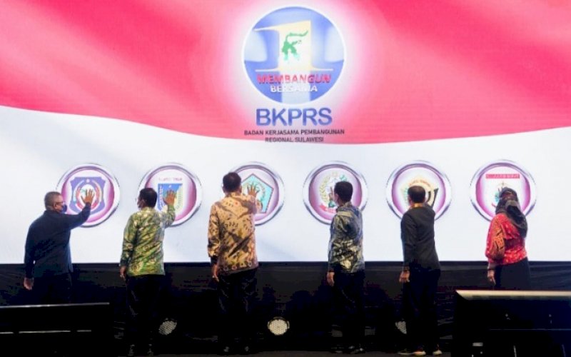 PEMBUKAAN. Gubernur Sulsel Andi Sudirman Sulaiman bersama Kepala BKPRS yang juga Gubernur Sulawesi Utara Olly Dondokambey, Gubernur Sulawesi Tengah Rusdy Mastura, Wakil Gubernur Sulawesi Barat Anggrainy Anwar, Asisten II Pemprov Sulawesi Tenggara mewakili Gubernur Sultra, dan Sekda Gorontalo mewakili Gubernur Gorontalo, membuka Musrenbang Regional Sulawesi di Hotel Grand Claro Makassar, Jumat (1/4/2022). foto: istimewa