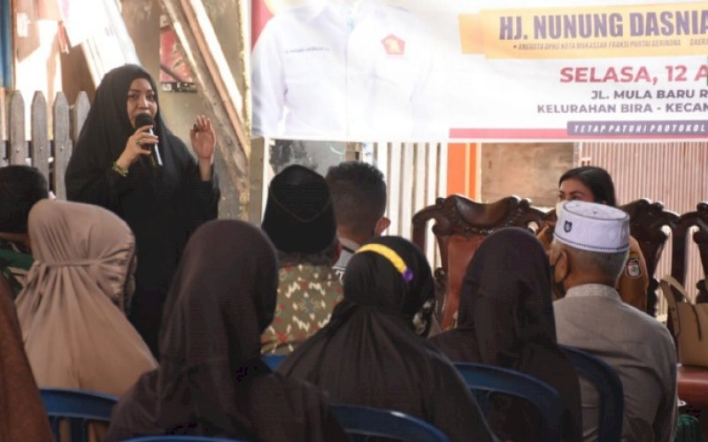 SAPA KONSTITUEN. Anggota DPRD Kota Makassar, Nunung Dasniar, kembali menyapa konstituen di daerah pemilihannya, Tamalanrea-Biringkanaya. Kali ini, bertemu dengan warga Jl Mula Baru, Kelurahan Bira, Kecamatan Tamalanrea, Selasa (12/4/2022). foto: istimewa