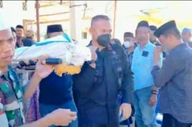 Berduka Cita, Danyon C Pelopor Usung Keranda Jurnalis di Bone