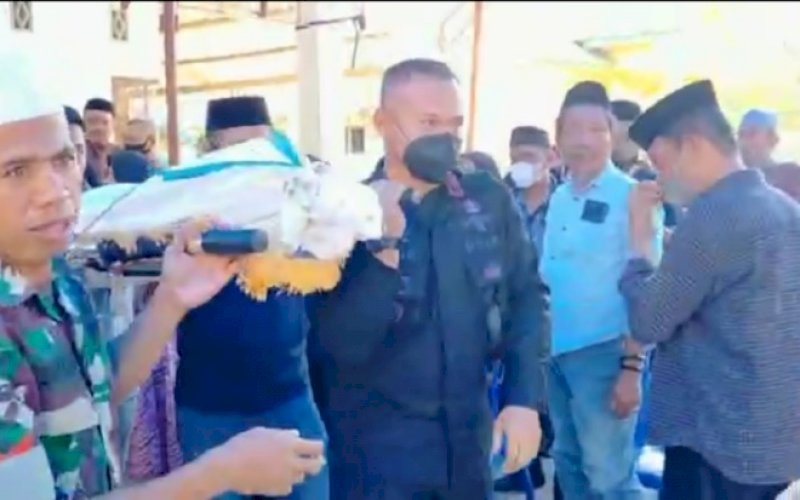BERDUKA CITA. Danyon C Pelopor Satuan Brimob Polda Sulsel, Kompol Nur Ichsan, turut mengantarkan dan mengusung keranda jenazah Andi Fadel ke tempat peristirahatan terakhirnya di BTN Corawali, Kelurahan Apala, Kecamatan Barebbo, Kabupaten Bone, Sabtu (30/4/2022). foto: istimewa