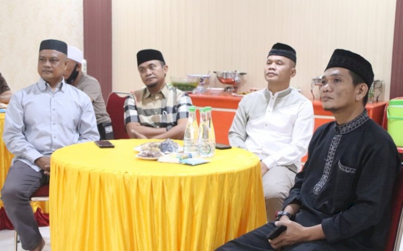 SILATURAHMI. Danyon C Pelopor Satuan Brimob Polda Sulsel, Kompol Nur Ichsan (kedua kanan) saat menghadiri silaturahmi dengan OPD Pemkab Bone di Ruang Serba Guna Wira Asta Brata Mako Batalyon C Pelopor, Watampone, Rabu (27/4/2022). foto: istimewa