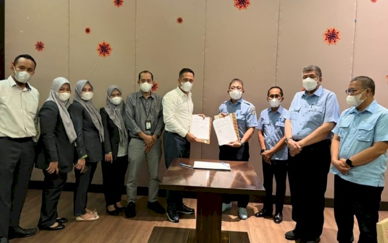 KERJA SAMA. Pimpinan Perumda Air Minum Kota Makassar dan PT Bank Sulselbar Cabang Utama Makassar melakukan penandatangan Nota Kesepahaman (Memorandum of Understanding/MoU), Senin (25/4/2022). foto: istimewa