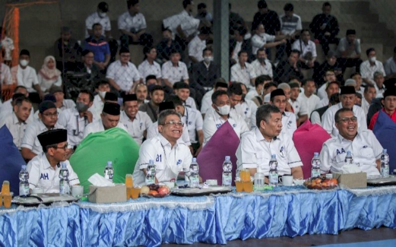 SILATURAHHMI. Jajaran direksi, dewan pengawas, dan seluruh karyawan Perumda Air Minum Kota Makassar menghadiri kegiatan bertajuk 'Silaturahmi Jelang Idulfitri' Lapangan Futsal Ruang Terbuka Hijau Kantor Pusat di Jl Dr Sam Ratulangi, Kota Makassar, Rabu (27/4/2022). foto: istimewa