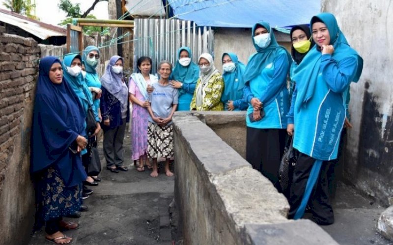 PKK PEDULI. Tim Penggerak PKK Sulsel memberikan bantuan berupa paket sembako kepada warga yang menjadi korban kebakaran di Jl Abubakar Lambogo (Ablam), RT 6/RW 4, Kelurahan Bara-baraya Induk, Kecamatan Makassar, Kota Makassar, Jumat (8/4/2022). foto: istimewa