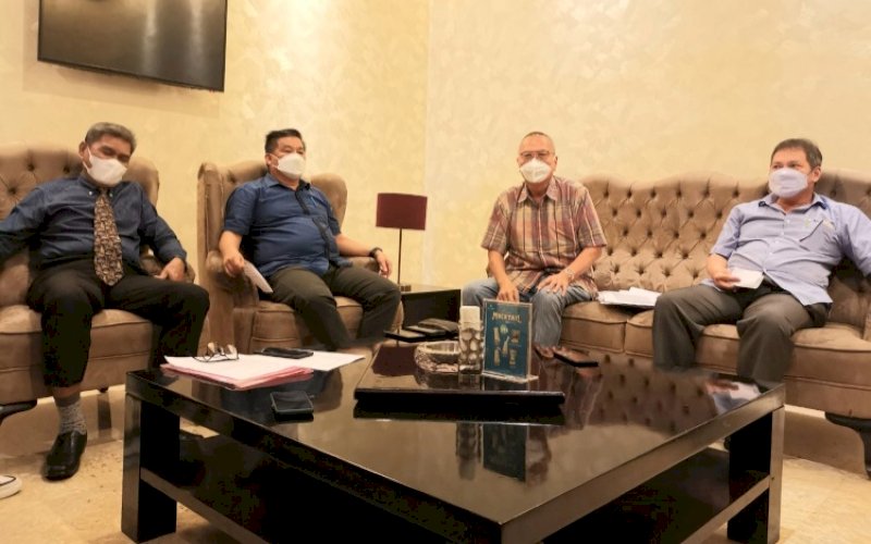 PERTEMUAN. Paguyuban Perusahaan KIMA Makassar (PPKM) melakukan pertemuan menyikapi tindakan intimidasi dari pihak PT Kawasan Industri Makassar (KIMA) yang memaksakan kenaikan biaya perpanjangan Perjanjian Penggunaan Tanah Industri (PPTI) kepada para investor di Kawasan Industri Makassar. foto: istimewa