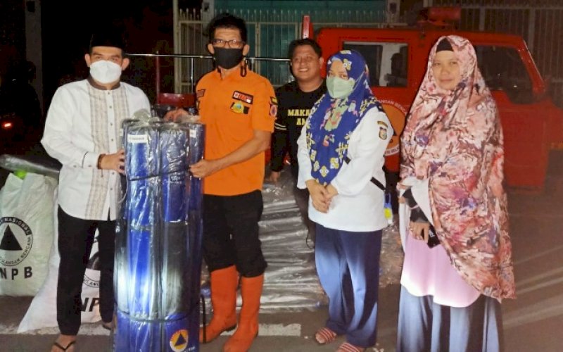 BANTUAN. Tim Pemprov Sulsel menyalurkan bantuan kepada korban musibah kebakaran di Jl Veteran Selatan, Kota Makassar, Rabu (20/4/2022). foto: istimewa