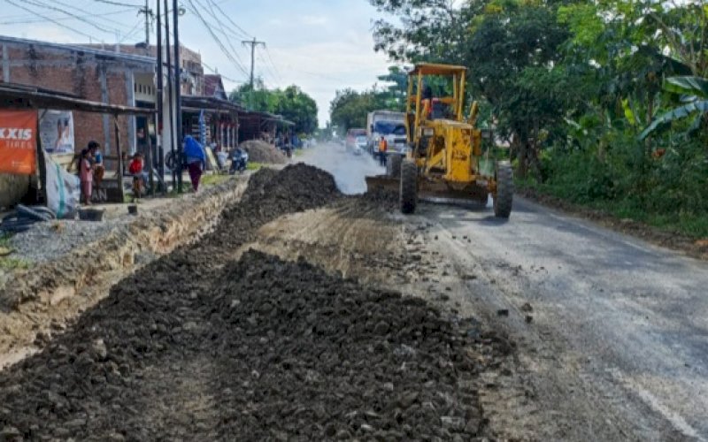 PENGERJAAN JALAN. Ruas jalan Pinrang-Rappang yang berada di Kabupaten Pinrang mulai dikerjakan, seperti terekam, Selasa (19/4/2022). foto: istimewa