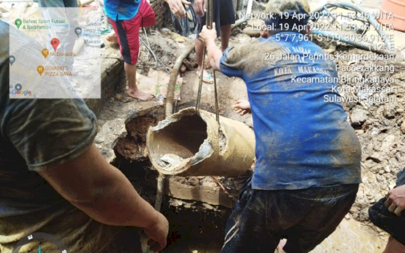 PENGERJAAN. Petugas Perumda Air Minum Kota Makassar melakukan pengerjaan kebocoran pipa distribusi utama diameter 400 mm yang berlokasi di Jl Perintis Kemerdekaan atau depan Perumahan Bukit Khatulistiwa, Kota Makassar, Selasa (19/4/2022). foto: istimewa