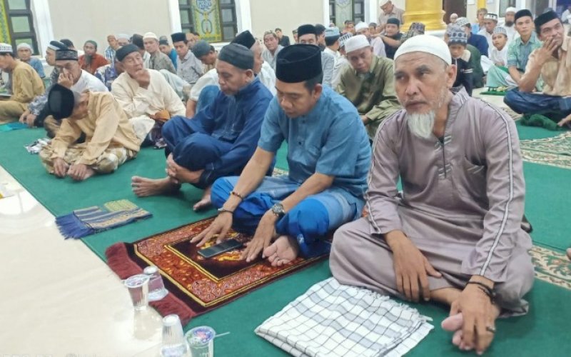 SAFARI RAMADAN. Camat Kepulauan Sangkarrang, Ramli Lallo (kedua kanan), melaksanakan agenda Safari Ramadan 1443 H di Masjid Nurul Mustaqim, Kelurahan Barrang Lompo, Kecamatan Kepulauan Sangkarrang, Kota Makassar, Rabu (20/4/2022). foto: istimewa