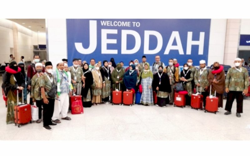 BERANGKAT UMRAH. Randa Azzahra Travel memberangkatkan jemaah umrah&nbsp; ke Mekah, Arab Saudi via Makassar, Rabu (20/4/2022). foto: istimewa