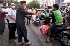 Rudianto Lallo Pimpin IKA SMAN 6 Makassar Bagi-bagi Takjil Gratis