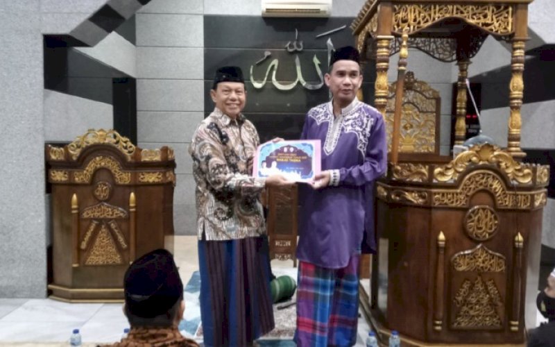SERAHKAN BANTUAN. Ketua DPRD Kota Makassar Rudianto Lallo (kanan) menyerahkan bantuan hibah dari Pemkot Makassar sebesar Rp100 juta kepada Ketua Yayasan Masjid Taqwa M Yunus di sela-sela Safari Ramadan. foto: istimewa 