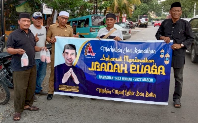 YARI BERBAGI. Yayasan Anak Rakyat Indonesia (YARI) melakukan aksi sosial dengan membagikan takjil gratis untuk berbuka puasa di Jl Arif Rahman Hakim, Kecamatan Tallo, Kota Makassar, Selasa (26/4/2024). foto: istimewa