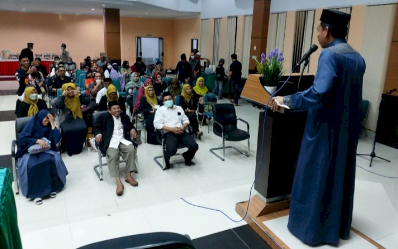 SAMBUTAN. Ketua Umum Ikatan Alumni (IKA) SMAN 6 Makassar Rudianto Lallo memberikan sambutan di sela-sela buka puasa bersama yang diadakan Dekan Fakultas Kehutanan Unhas Mujetahid di Kampus Unhas Makassar, Selasa (26/4/2022).. foto: istimewa