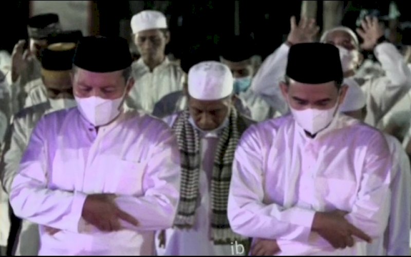 SALAT SUBUH. Ketua DPRD Kota Makassar Rudianto Lallo (kanan) berdampingan dengan program Wali Kota Makassar Moh Ramdhan Pomanto pada Salat Subuh berjemaah di Anjungan Pantai Losari Makassar, Kota Makassar, Minggu (10/4/2022). foto: istimewa