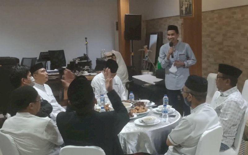 BUKA PUASA. Ketua IKA SMAN 6 Makassar, Rudianto Lallo, bersama puluhan alumni SMAN 6 Makassar menghadiri buka puasa bersama di Rumah Jabatan Rektor UNM, Jl Bonto Langkasa, Kota Makassar, Minggu (24/4/2022). foto: istimewa