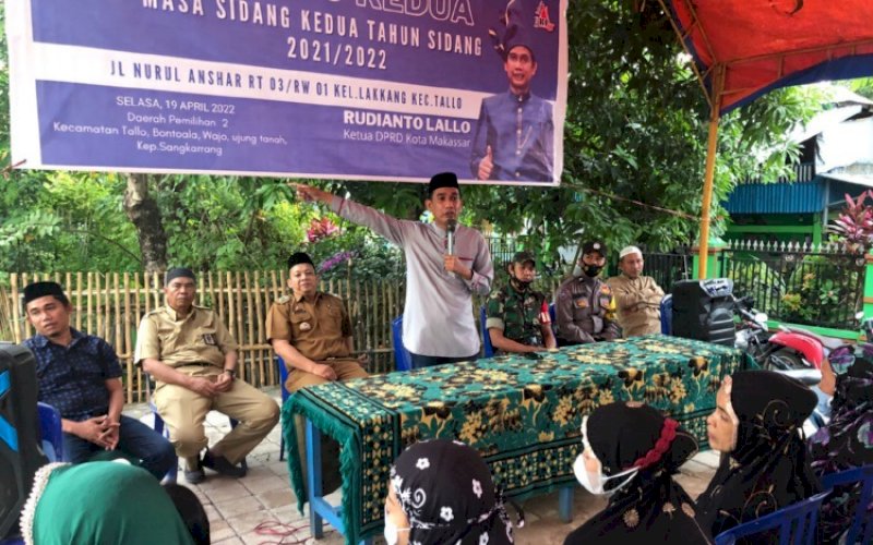 RESES. Ketua DPRD Kota Makassar, Rudianto Lallo, menggelar Reses Kedua Masa Sidang Kedua Tahun Anggaran 2021/2022 di tanah kelahirannya di Kelurahan Lakkang, Kecamatan Tallo, Kota Makassar, Selasa (19/4/2022). foto: istimewa