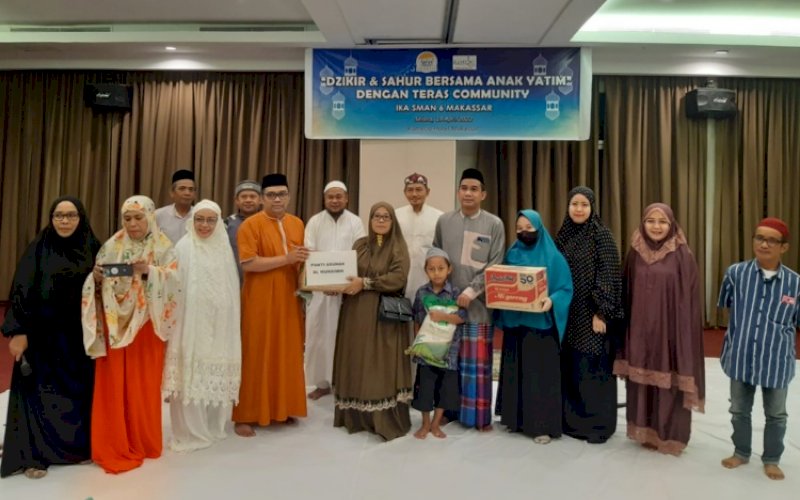 SAHUR BERSAMA. Ketua Umum Ikatan Alumni (IKA) SMAN 6 Makassar, Rudianto Lallo, bersama Teras Community sahur bersama dengan puluhan anak panti asuhan Al Muhaimin tepat di malam Nuzulul Quran di Hotel Ramedo, Jl Andi Djemma, Kota Makassar, Selasa (19/4/2022). foto: istimewa