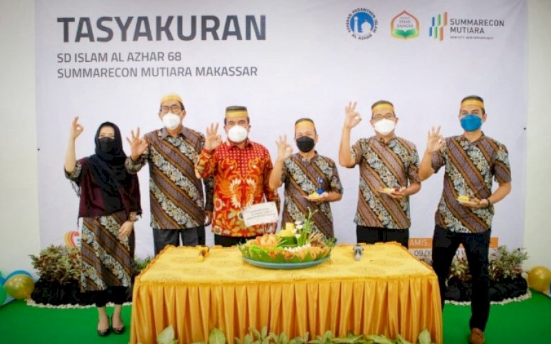 TASYAKURAN. Yayasan Syiar Bangsa melakukan tasyakuran dalam rangka peresmian Sekolah Dasar Islam Al Azhar 68 Summarecon Mutiara Makassar (SMM), Kamis (31/3/2022). foto: istimewa