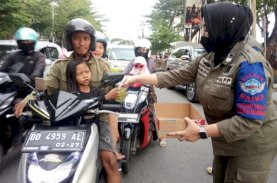 Satpol PP Makassar Berbagi Takjil di Anjungan Pantai Losari