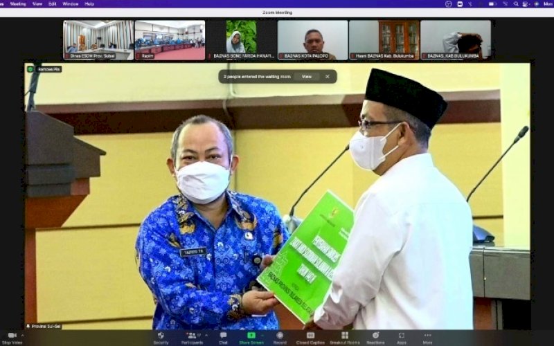PENYERAHAN ZAKAT. Asisten III Pemprov Sulsel, Tautoto Tanaranggina secara simbolis menyerahkan zakat kepada Baznas Sulsel di Ruang Rapat Pimpinan Kantor Gubernur Sulsel, Senin (18/4/2022). foto: istimewa