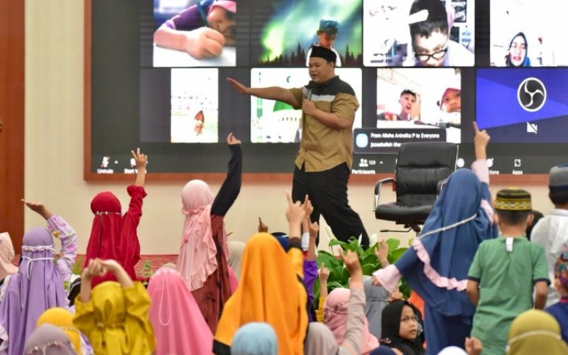KAJIAN ANAK. Ustaz Erlan Iskandar membawakan Kajian Anak Islami di Baruga Karaeng Pattingalloang Rumah Jabatan Gubernur Sulsel, Sabtu (16/4/2022). foto: istimewa