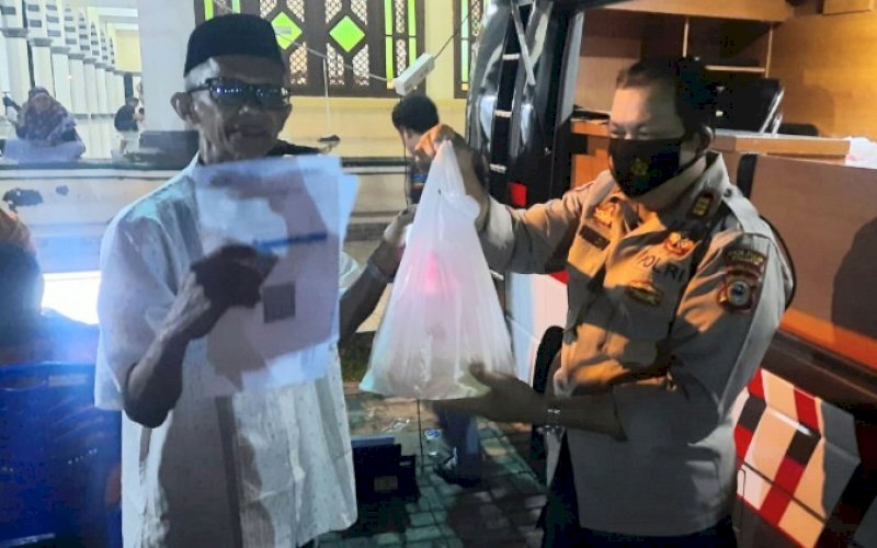 VAKSINASI. Warga yang mengikuti vaksinasi di Gerai Polres Palopo yang berada di pelataran Masjid Agung Luwu, Palopo, menerima hadiah minyak goreng, Sabtu (23/4/2022) malam. foto: istimewa