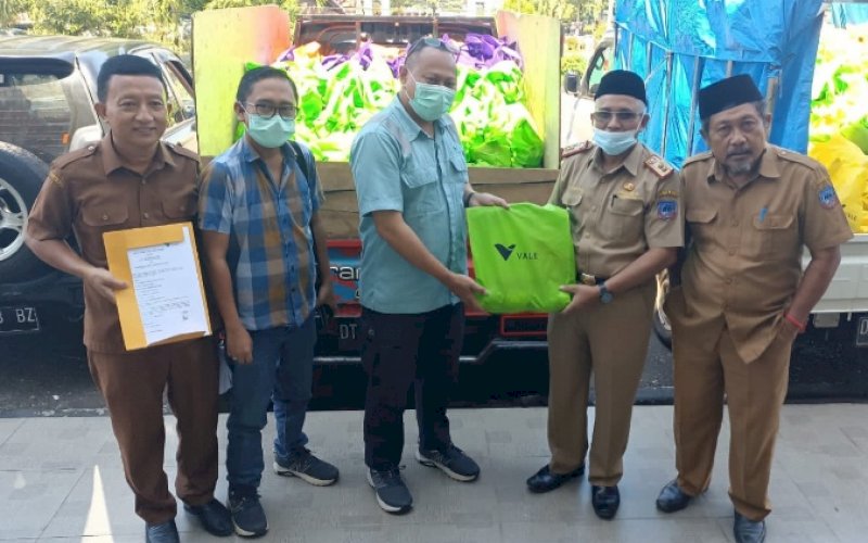 SEMBAKO RAMADAN. Manajemen PT&nbsp;Vale Indonesia Tbk ( PT Vale) secara simbolis menyerahkan sebanyak 1.000 paket Sembako Ramadan kepada Pemkab Kolaka, Selasa (12/04/2022). foto: istimewa