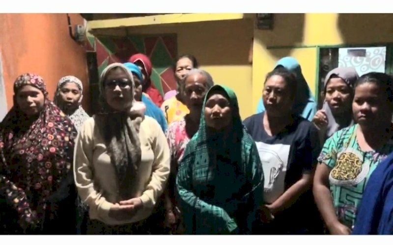 BERSYUKUR. Warga di Jl Dahlia, RT 01 dan RT 02, RW 01, Kelurahan Bontorannu, Kecamatan Mariso, Kota Makassar, bersyukur, kini sudah dapat menikmati air bersih setelah sekitar sepuluh tahun kesulitan. foto: istimewa