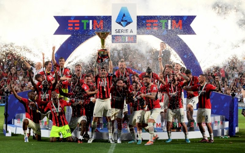 JUARA. Skuat AC Milan melakukan perayaan usai resmi kunci juara Serie A atau Liga Italia 2021-2022 setelah meraih kemenangan tandang mengalahkan Sassuolo 3-0 pada pekan penutup 38, Senin (23/5/2022) dini hari. foto: istimewa
