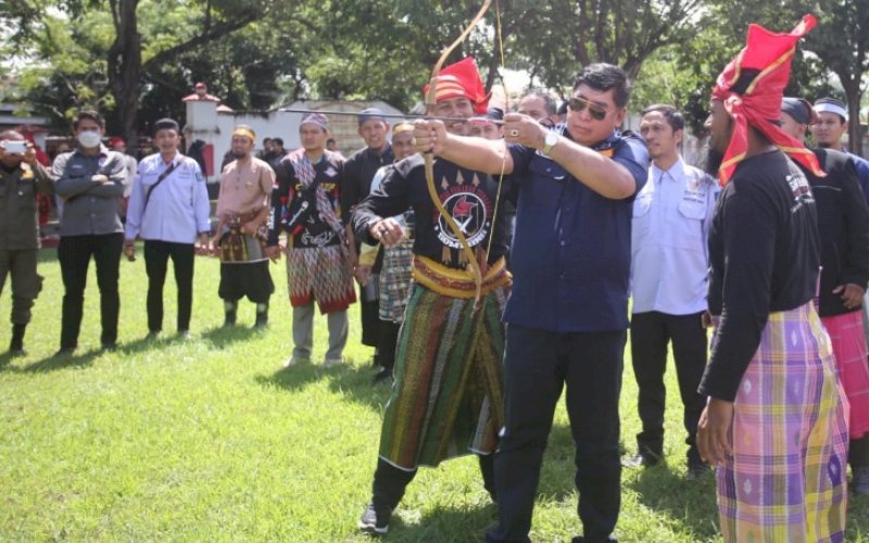 MEMANAH. Sekda Provinsi Sulsel, Abdul Hayat Gani, mencoba olahraga panahan di sela-sela melantik kepengurusan KORMI Kabupaten Jeneponto di Jeneponto, Minggu (29/5/2022). foto: istimewa