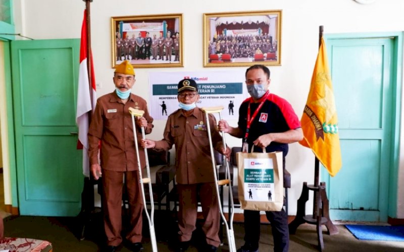 SANTUNAN. PT Midi Utama Indonesia Tbk memberikan santunan bagi para veteran Indonesia di DPD/DPC LVRI Provinsi Sulawesi Selatan & Barat, Jl WR Supratman Nomor 2, Kota Makassar. foto: istimewa