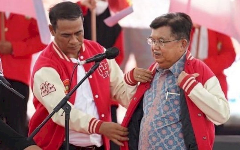 IKA UNHAS. Ketua Umum PP IKA Unhas Andi Amran Sulaiman (AAS) memasangkan jaket kepada mantan Wakil Presiden Jusuf Kalla (JK) yang juga mantan Ketua Umum PP IKA Unhas pada pelantikan pengurus PP IKA Unhas di Gedung JK Arenatorium (GOR) Kampus Unhas, Tamalanrea Makassar, Sabtu (14/5/2022). foto: istimewa