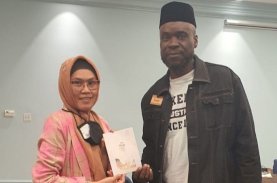 Rektor UIM Berikan Buku Sajadah Majdah ke Tokoh Muslim Amerika