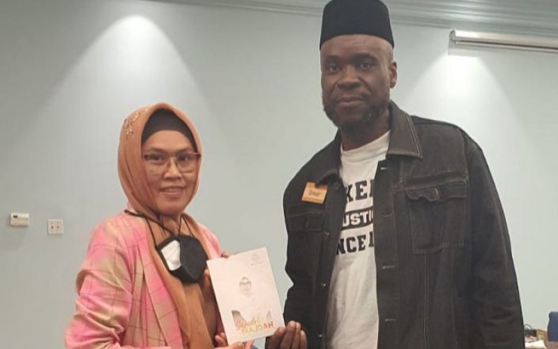 CENDERA MATA. Rektor UIM Dr Ir Hj Andi Majdah M Zain MSi menyerahkan buka sebagai cendera mata kepada Ustaz Umar, salah satu tokoh muslim di Los Angeles, bangsa kulit hitam yang ikut menerima delegasi Indonesia di Amerika Serikat, Selasa (17/5/2022). foto: istimewa