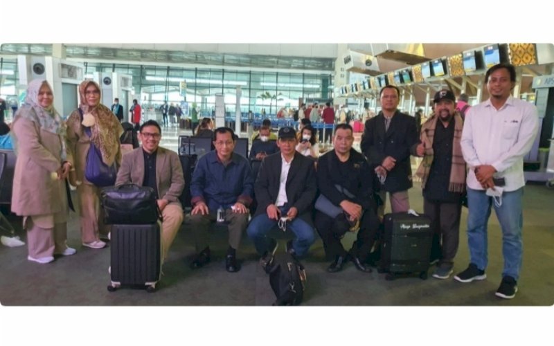 ROMBONGAN IVLP. Rektor UIM, Dr Ir Hj Andi Majdah M Zain MSi, bersama rombongan delegasi International Visitor Leadership Program (IVLP), hari ini, Jumat (13/5/2022), terbang ke Amerika Serikat. foto: istimewa