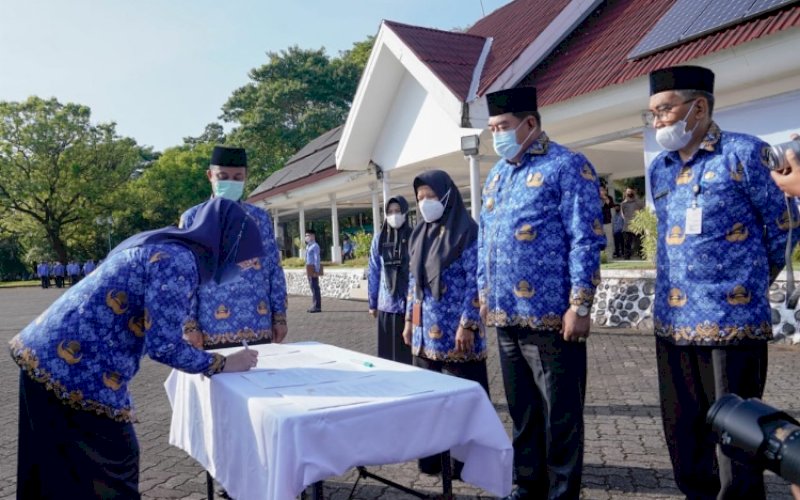 SK PPPK. Gubernur Sulsel Andi Sudirman Sulaiman disaksikan Sekda Provinsi Sulsel Abdul Hayat Gani saat menyerahkan SK PPPK Pemprov Sulsel di Lapangan Upacara Rumah Jabatan Gubernur Sulsel, Selasa (17/5/2022). foto: istimewa