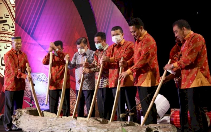 PEMBUKAAN. Gubernur Sulsel Andi Sudirman Sulaiman dan Ketua Kadin Sulsel Andi Iwan Darmawan Aras mendampingi Wakil Presiden RI Ke-10 dan Ke-12, M Jusuf Kalla yang juga inisiator PSBM membuka PSBM XXII dan Musyawarah Kerja Nasional I KKSS 2022 di Hotel Claro Makassar, Sabtu (14/5/2022). foto: istimewa