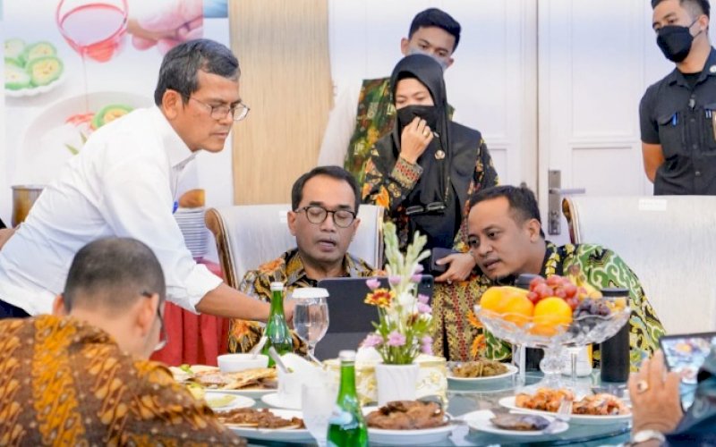 BAHAS KERETA API. Gubernur Sulsel Andi Sudirman Sulaiman Menteri Perhubungan Budi Karya Sumadi saat membahas progres percepatan pembangunan jalur kereta api Makassar-Parepare di Rumah Jabatan Gubernur Sulsel. foto: istimewa