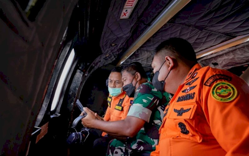 PEMANTAUAN. Gubernur Sulsel, Andi Sudirman Sulaiman (kiri), ikut melakukan searching area menggunakan helikopter di perairan Kepulauan Pangkep, Minggu (29/5/2022) pagi. foto: istimewa