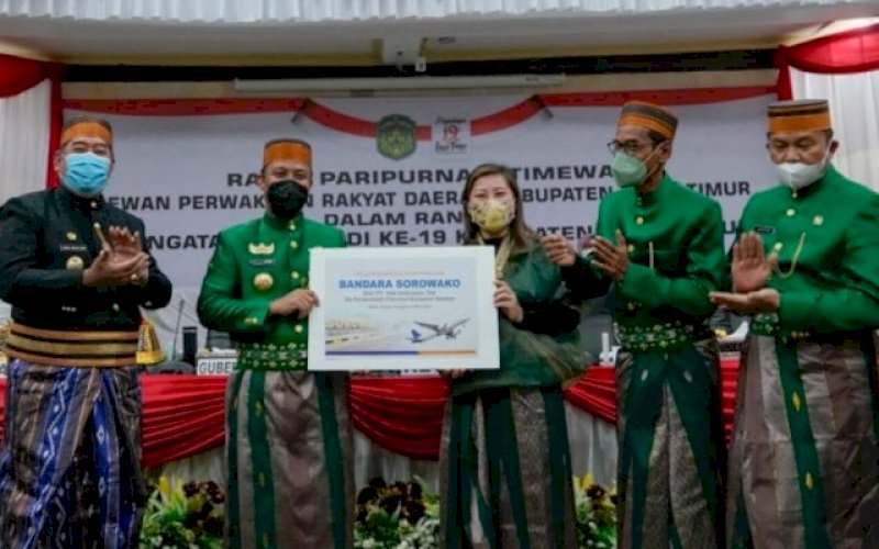 PENYERAHAN. Presiden Direktur sekaligus Chief Executive Officer (CEO) PT Vale Indonesia Tbk Febriany Eddy menyerahkan Bandara Sorowako dan pengelolaan kebandarudaraan kepada Gubernur Sulsel Andi Sudirman Sulaiman dalam Rapat Paripurna Istimewa HUT ke-19 Kabupaten Luwu Timur di Gedung DPRD Luwu Timur, Kamis (12/5/2022). foto: istimewa