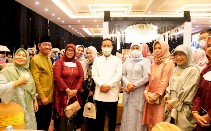 FOTO BERSAMA. Gubernur Sulsel Andi Sudirman Sulaiman dan Gubernur Jawa Timur Khofifah Indar Parawansa foto bersama sejumlah tamu yang hadir ri acara pernikahan di Hotel Claro Makassar, Sabtu (21/5/2022). foto: istimewa