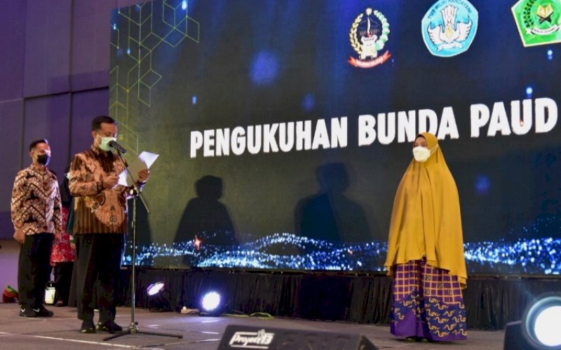 PENGUKUHAN. Gubernur Sulsel Andi Sudirman Sulaiman mengukuhkan Naoemi Octarina sebagai Bunda PAUD Provinsi Sulsel dan Bunda Literasi Provinsi Sulsel pada acara Silaturahmi Pendidikan 'Peringatan Hardiknas 2022' Tingkat Provinsi Sulsel di Four Points by Sheraton Makassar, Kamis (19/5/2022). foto: istimewa