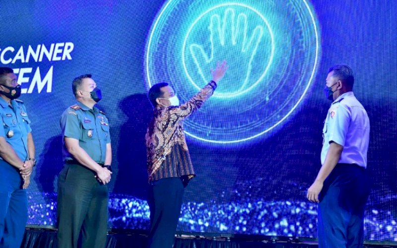 LAUNCHING. Gubernur Sulsel, Andi Sudirman Sulaiman, melauching inovasi Program Andalan Baruga Kompetensi GTK pada Peringatan Hardiknas 2022 Tingkat Provinsi Sulsel di Four Points by Sheraton Makassar, Kamis (19/5/2022). foto: istimewa 