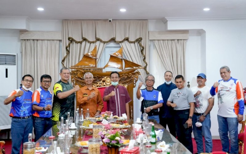 JAMUAN. Gubernur Sulsel, Andi Sudirman Sulaiman, menyambut para mantan pembalap dan pereli Indonesia yang tergabung dalam Komunitas Legend Riders Indonesia di Rumah Jabatan, Kamis (19/5/2021) malam. foto: istimewa