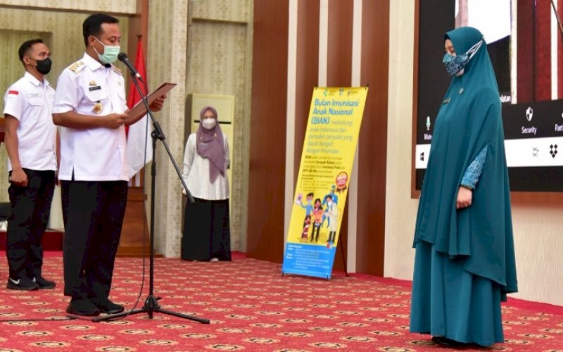 PENGUKUHAN. Gubernur Sulsel Andi Sudirman Sulaiman mengukuhkan Ketua Tim Penggerak PKK Sulsel Naoemi Octarina sebagai Bunda Imunisasi Provinsi Sulsel pada pencanangan Bulan Imunisasi Anak Nasional (BIAN) Tingkat Provinsi Sulsel di Baruga Pattingalloang Rumah Jabatan Gubernur Sulsel, Rabu (18/5/2022). foto: istimewa