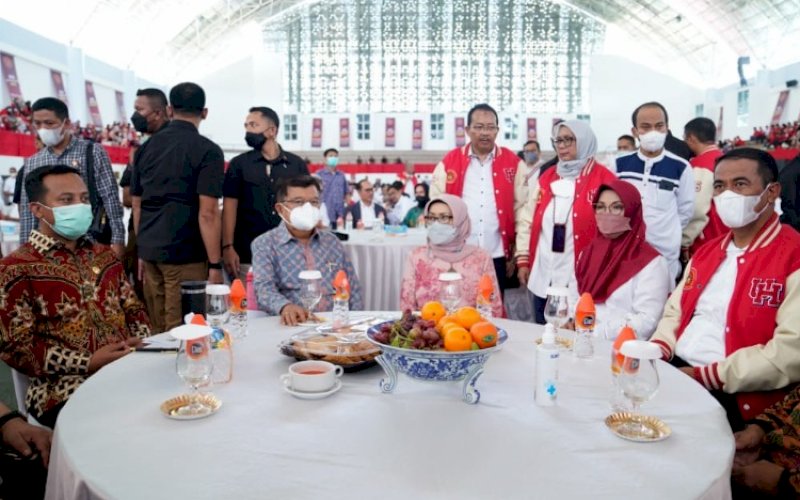 IKA UNHAS. Gubernur Sulsel, Andi Sudirman Sulaiman (kiri), menghadiri pelantikan pengurus IKA Unhas periode 2022-2026 yang dinakhodai Andi Amran Sulaiman (ASS) di JK Arenatorium GOR Kampus Unhas, Tamalanrea, Kota Makassar, Sabtu (14/5/2022). foto: istimewa